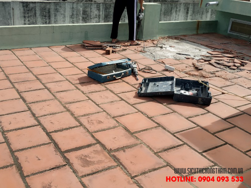 cách chống thấm sàn gạch đỏ thông thường tốn chi phí nhân công