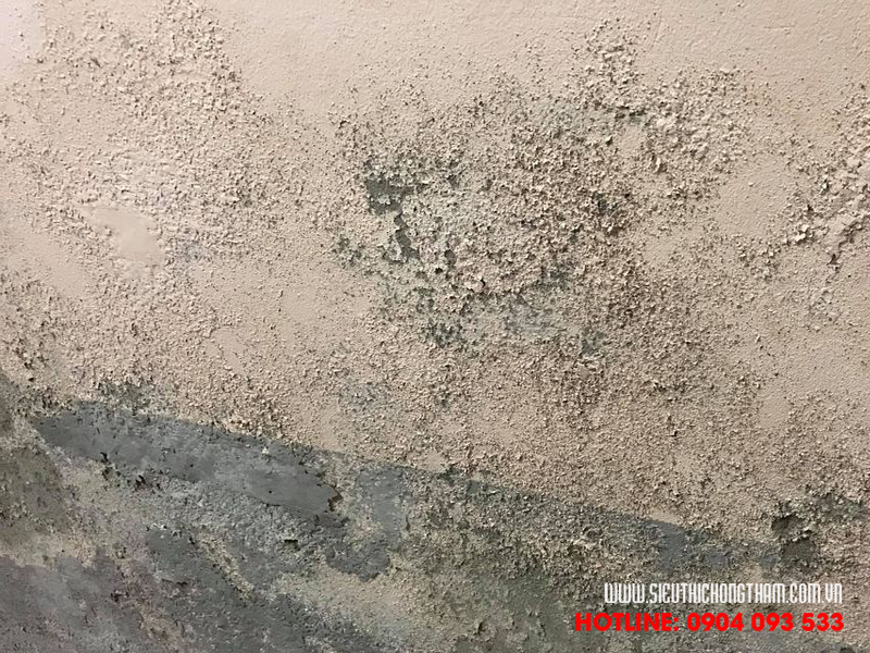 tường trong nhà bị thấm bong tróc gây mất thẩm mỹ