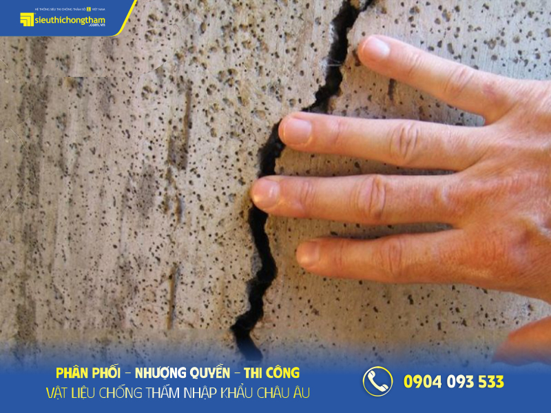 Nguyên nhân tường nhà bị nứt ngang & cách xử lý hiệu quả ngoài trời cach chong tham san thuong bi nut 2