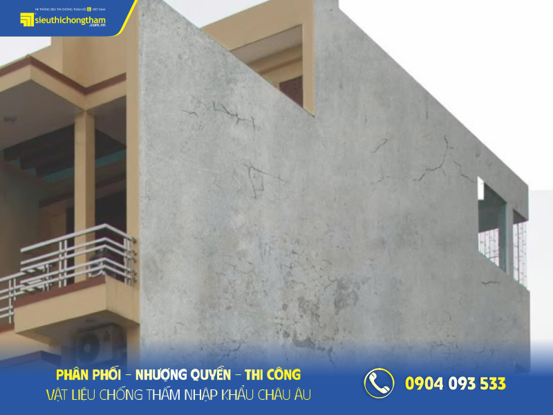 Tường bị nứt do tác động từ thời tiết