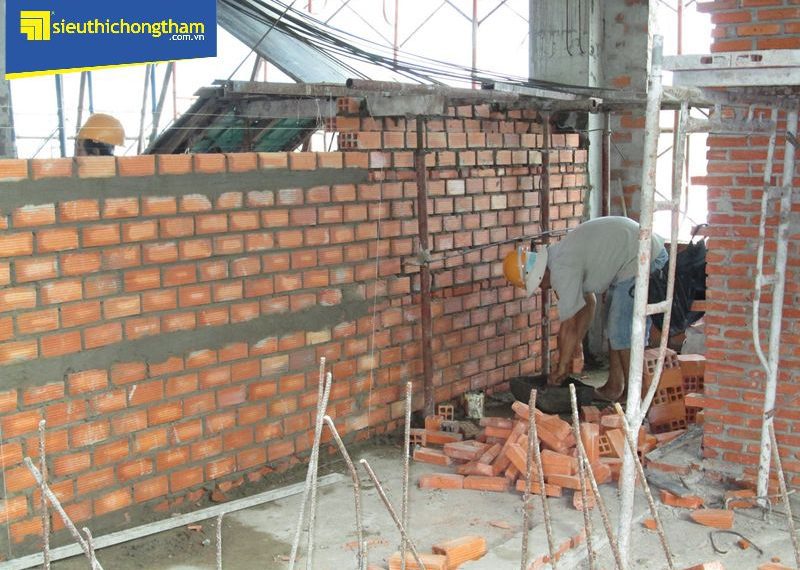 Công trình không thực hiện chống thấm từ khi xây dựng có nguy cơ cao bị ẩm chân tường