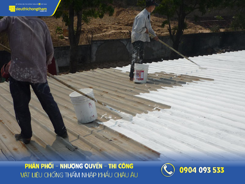 Mái nhà bị dột - cách chống thấm dột mái nhà Lăn chống thấm mái tôn