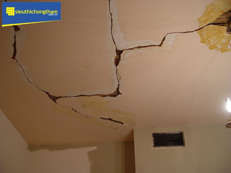 Tình trạng trần nhà bị nứt là nguyên nhân gây thấm dột