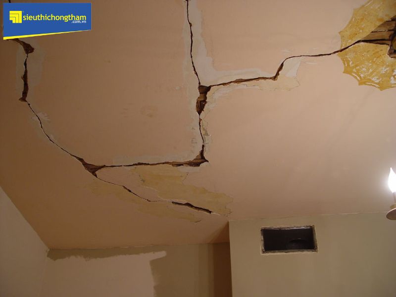 Một công trình trần nhà bị nứt nghiêm trọng, ảnh hưởng tới kết cấu xây dựng