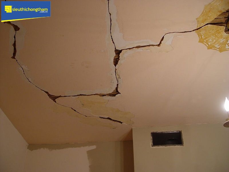 Tình trạng rạn nứt khiến chủ đầu tư phải xử lý chống thấm trần nhà