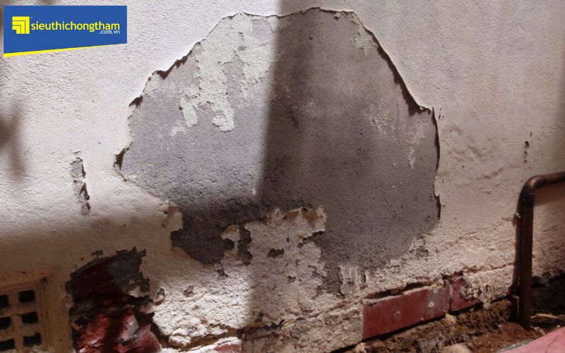 Tường cũ thấm ẩm gây ra nhiều vấn đề cho công trình