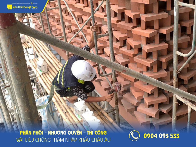 Cách chống thấm tường cũ triệt để 20 năm như mới Phun chống thấm tường gạch