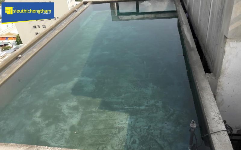 Nguyên nhân chính gây thấm bể bơi sân thượng là do áp lực nước quá lớn gây nứt gãy kết cấu công trình