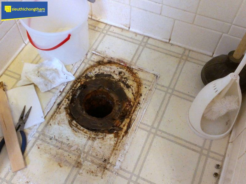 Hình ảnh một công trình nhà vệ sinh bị hư hại cần phải sửa chữa