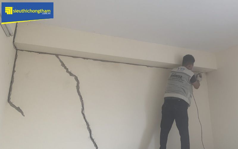 Xử lý cổ nứt trần nhà càng sớm càng tốt để tránh tình trạng thấm dột nặng hơn gây ảnh hưởng đến kết cấu công trình