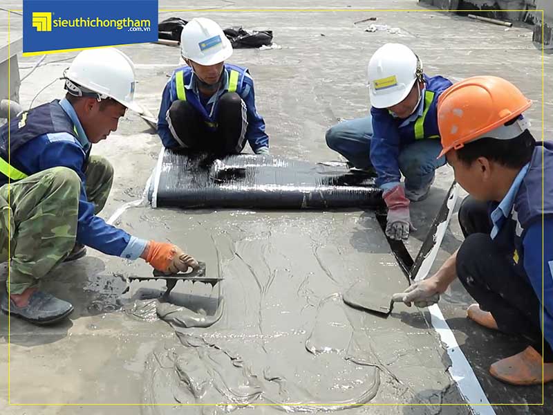 Lát gạch sân thượng để chống thấm có nên không? Giải pháp nào hiệu quả hơn? ảnh màng chống thấm tự dính được dán tại sân thượng