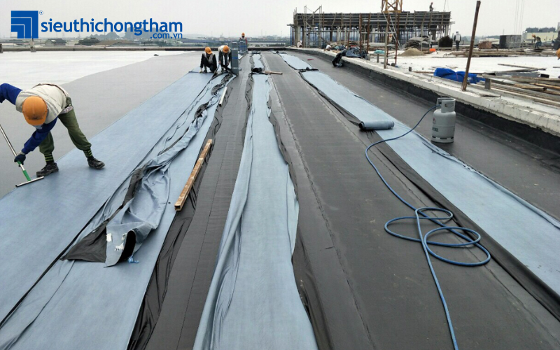 Với những tính năng ưu việt, tại Việt Nam các kỹ sư không chỉ chống thấm nhà vệ sinh bằng màng khò mà còn áp dụng cho cả mái nhà, mặt cầu, vách ngoài hầm, hầm…