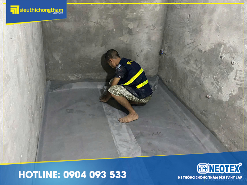 Trộn đều hai thành phần A và B, dùng chổi lăn hoặc bay để thi công 2–3 lớp. Sau 3–4 giờ có thể thi công lớp tiếp theo