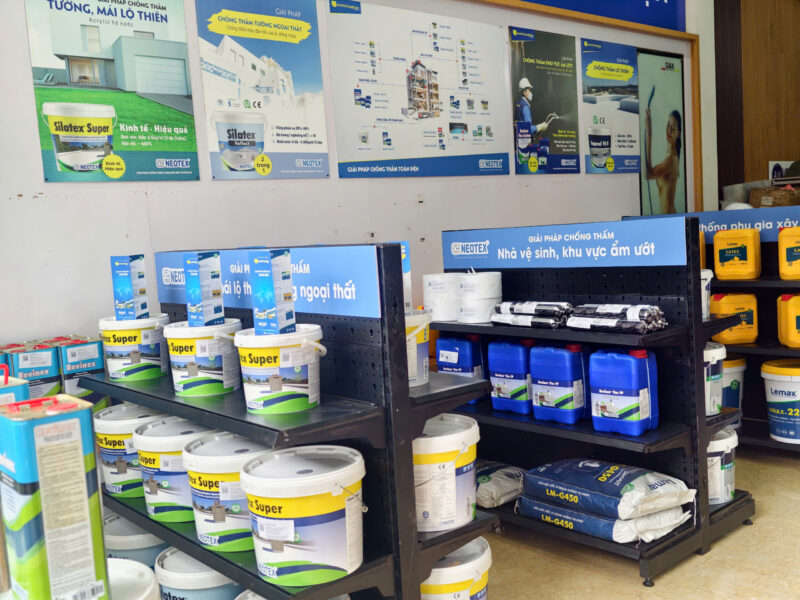 Setup Siêu Thị Chống Thấm Anh Đức - Ninh Bình Khu vực trưng bày vật liệu chống thấm được phân chia rõ ràng