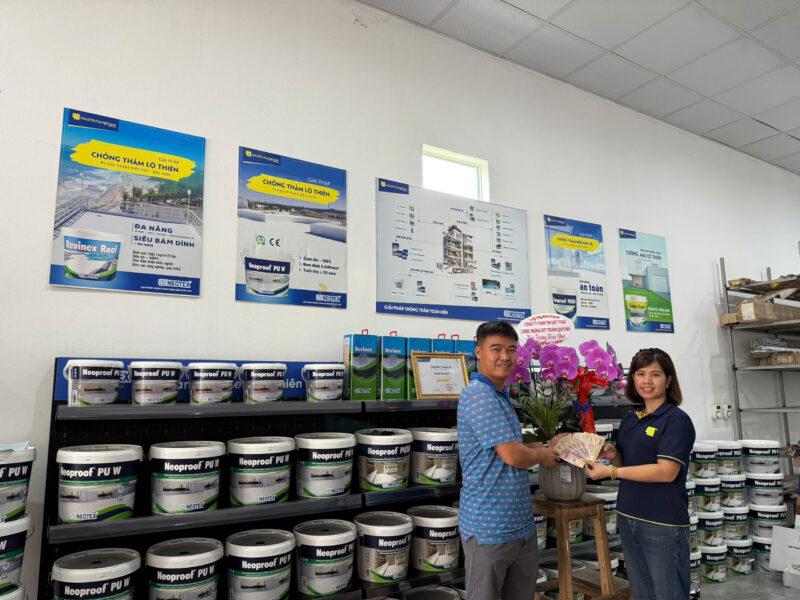 Siêu Thị Chống Thấm Trần Quỳnh nhận quà từ Hệ thống