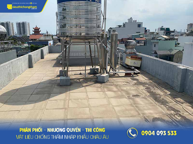 Sân thượng lát gạch xuống cấp, bong tróc