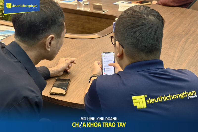 Tư vấn viên hướng dẫn khách mời tìm hiểu giải pháp chống thấm toàn diện