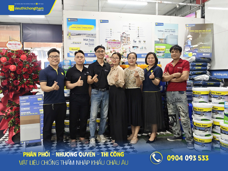 Đội ngũ Siêu thị chống thấm chụp hình lưu niệm