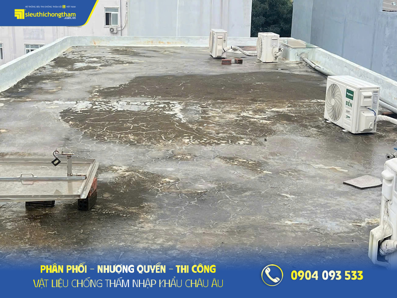 Giải pháp chống thấm cho mái bê tông hiệu quả, bền bỉ suốt nhiều năm Hiện trạng mái bê tông trước khi chống thấm