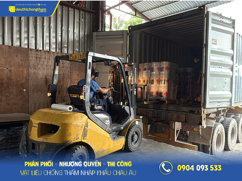 Xe nâng rút hàng từ cont xuống để nhập kho